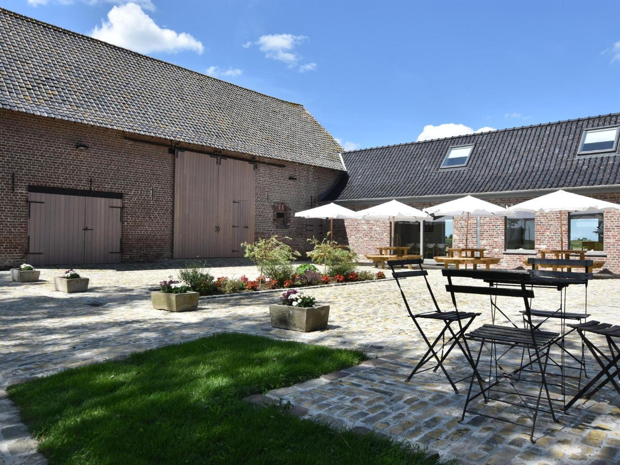 Spacious Holiday Home With Pond In Poperinge Roesbrugge-Haringe Eksteriør billede