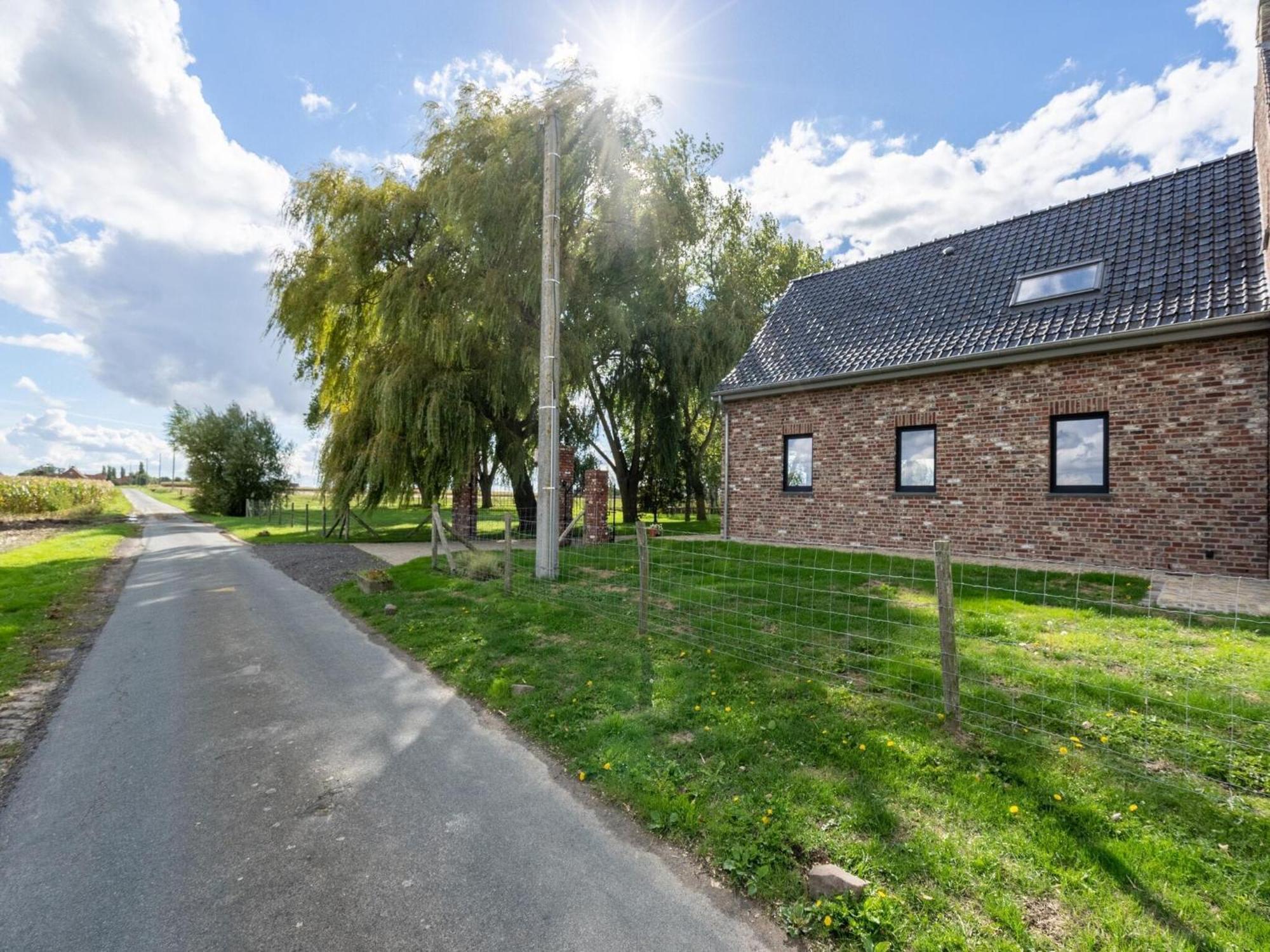 Spacious Holiday Home With Pond In Poperinge Roesbrugge-Haringe Eksteriør billede