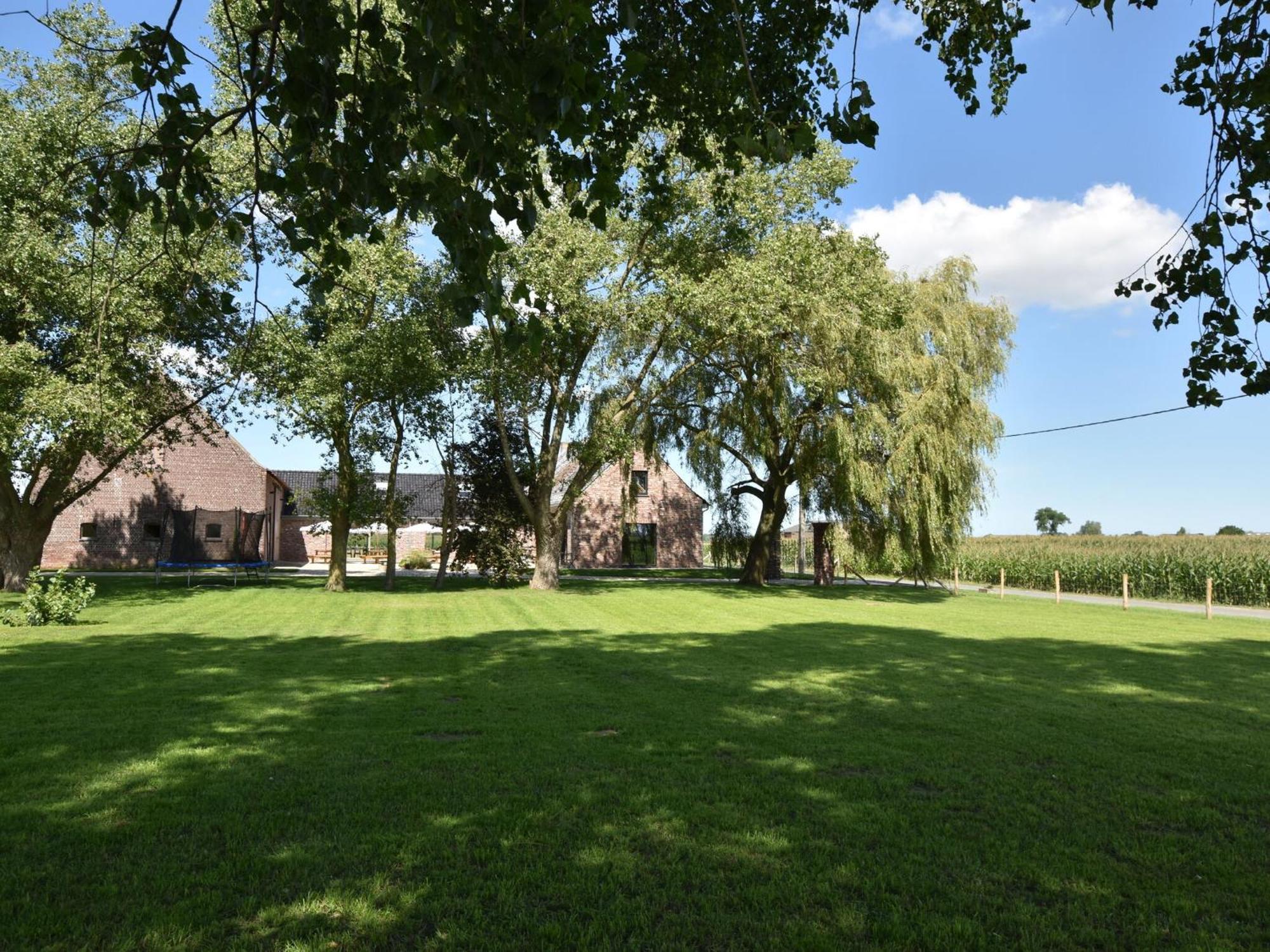 Spacious Holiday Home With Pond In Poperinge Roesbrugge-Haringe Eksteriør billede