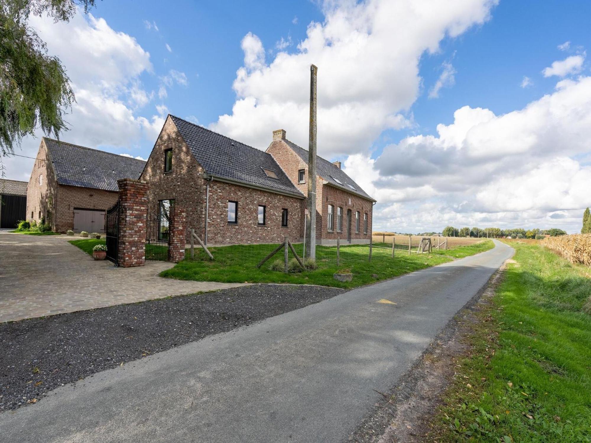 Spacious Holiday Home With Pond In Poperinge Roesbrugge-Haringe Eksteriør billede