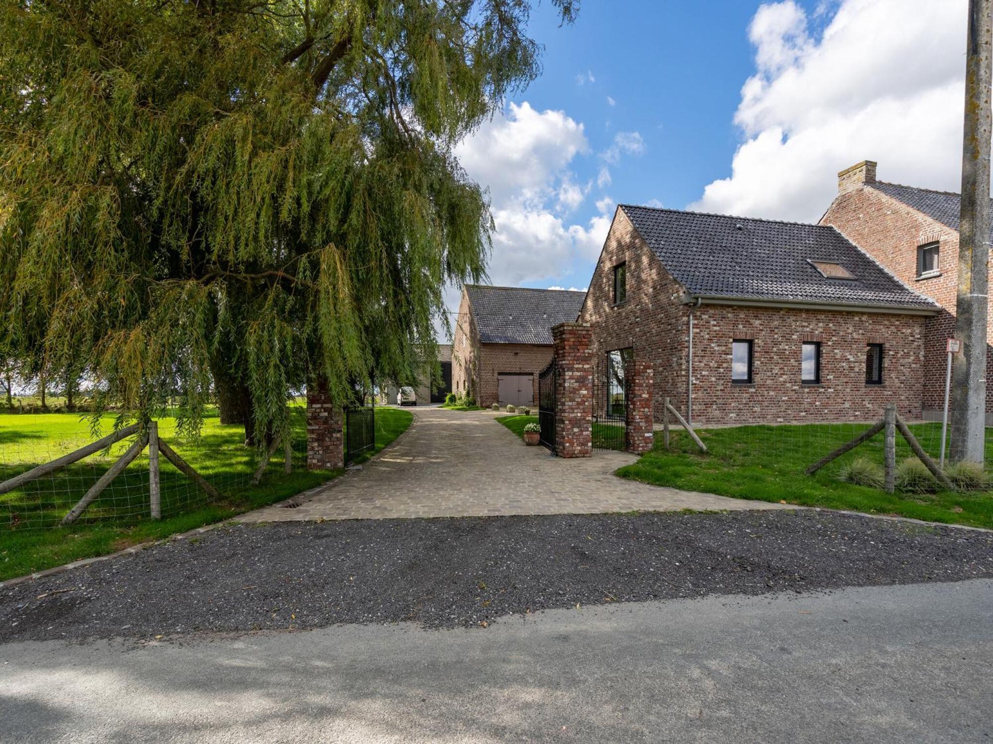 Spacious Holiday Home With Pond In Poperinge Roesbrugge-Haringe Eksteriør billede