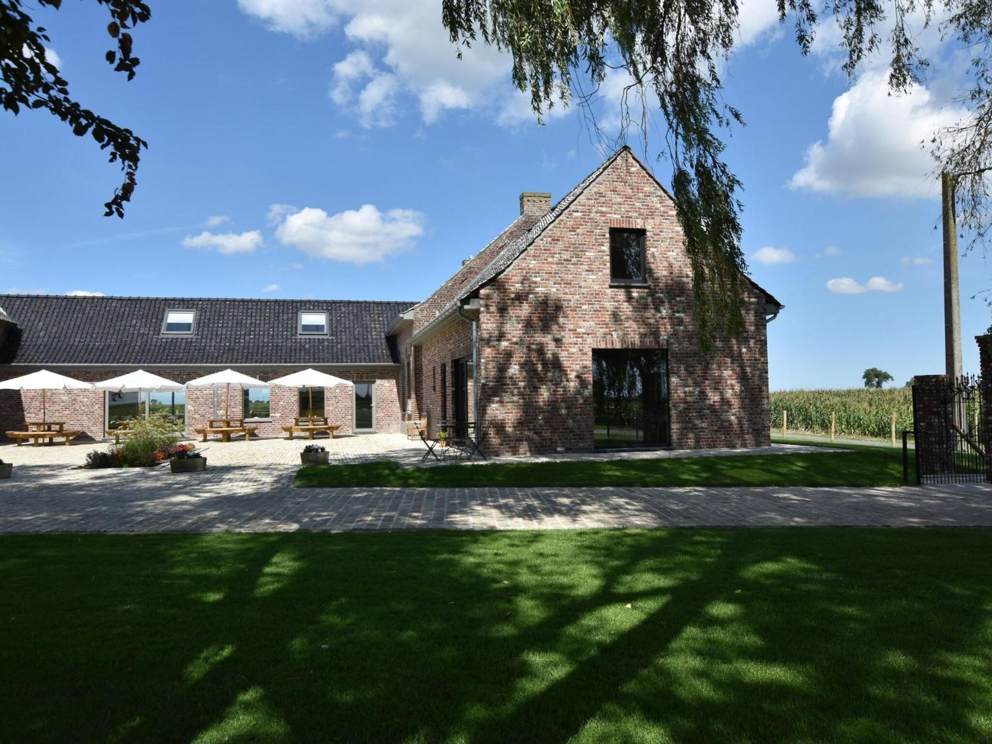 Spacious Holiday Home With Pond In Poperinge Roesbrugge-Haringe Eksteriør billede