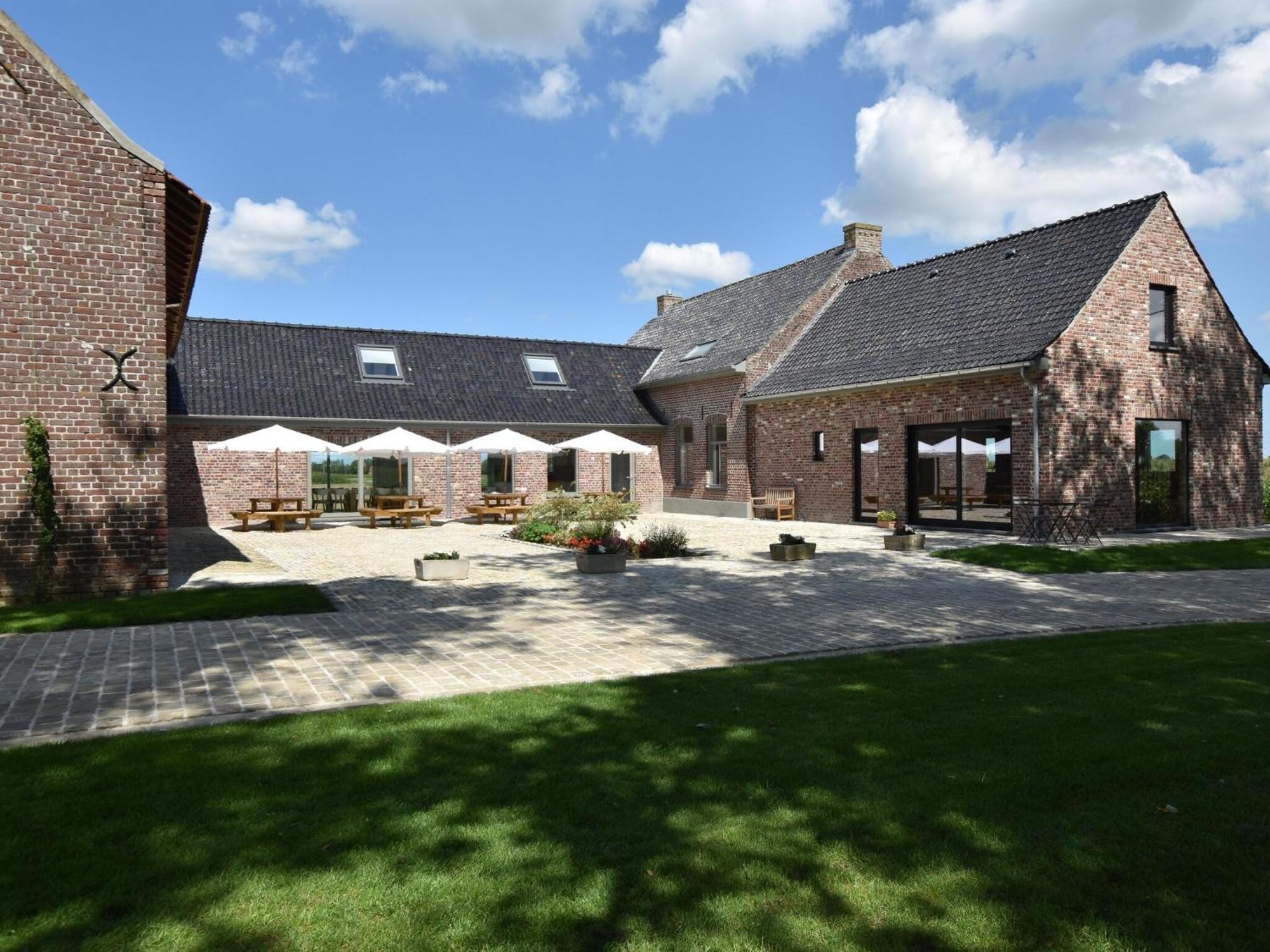 Spacious Holiday Home With Pond In Poperinge Roesbrugge-Haringe Eksteriør billede